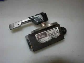 Handle, Drain/Fuel Valve 1