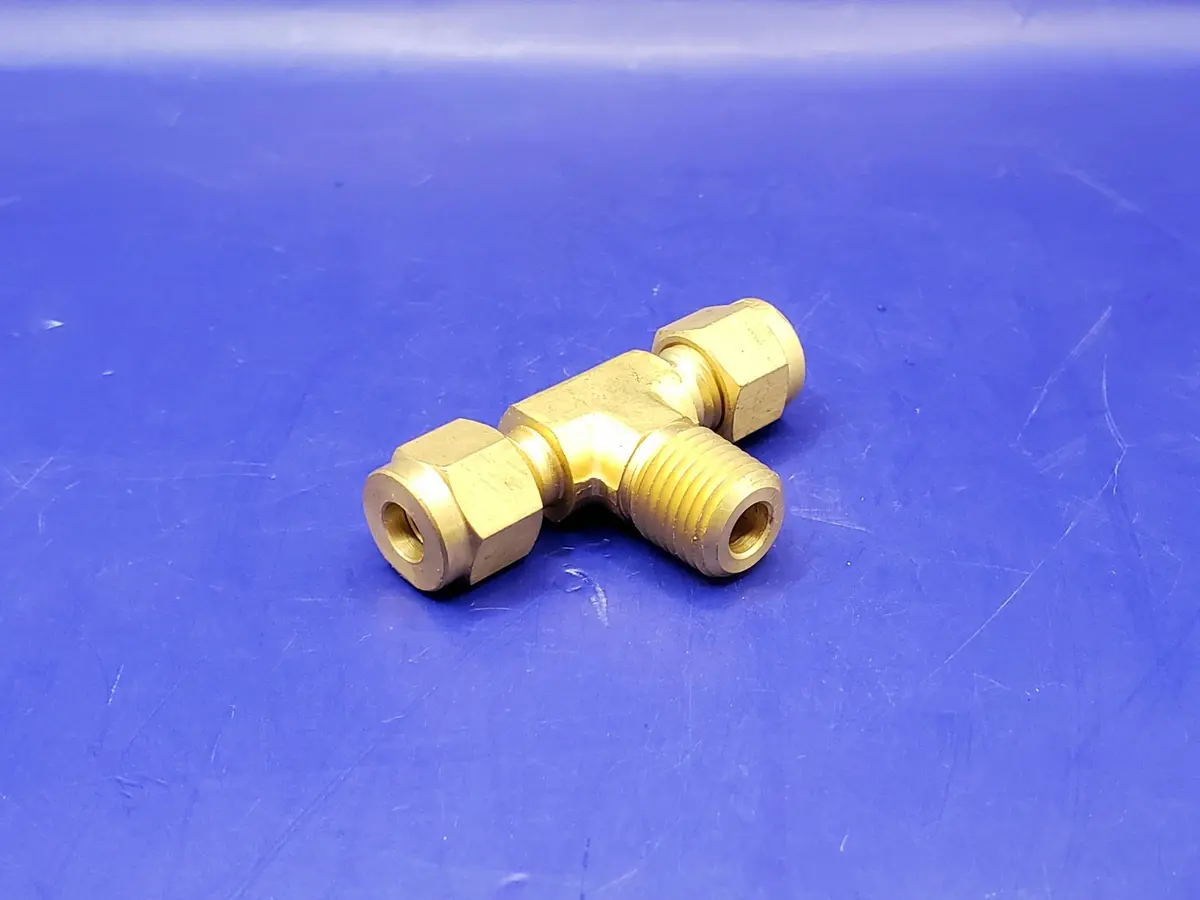 86E119: Tee-Tube  1/4 Od X 1/4 Mpt Male Branch 1