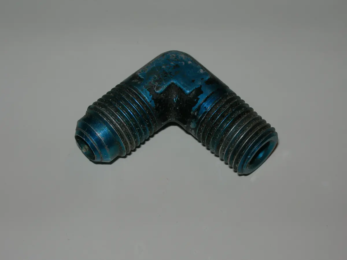 Adapter, Pipe/Flare - 90' - 1/4" Npt - 3/8" Tube Od 1