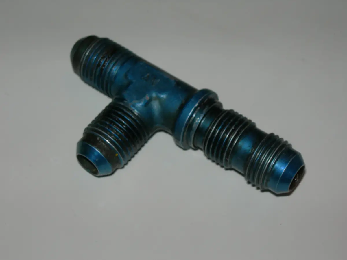 Tee, Bulkhead On Run - Flare/Flare/Flare - 3/8" Tube Od 1