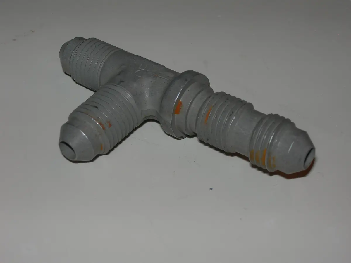 Tee, Bulkhead On Run - Flare/Flare/Flare - 1/4" Tube Od 1