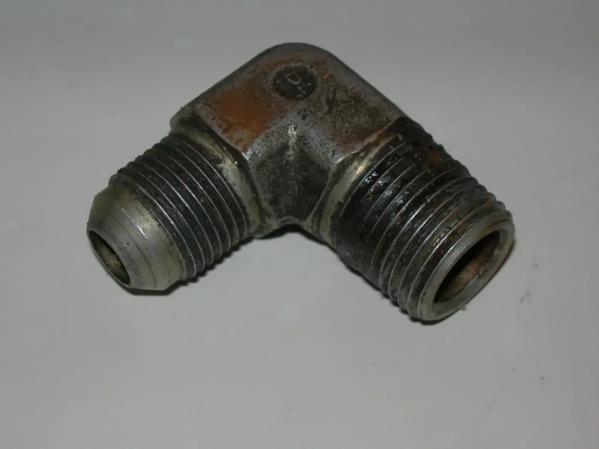 Adapter, Pipe/Flare - 90' - 1/2" Npt - 5/8" Tube Od 1