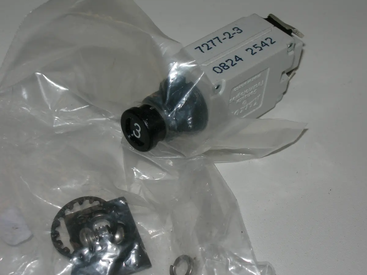Breaker, Circuit - Push/Pull - 3 Amp - Klixon 1